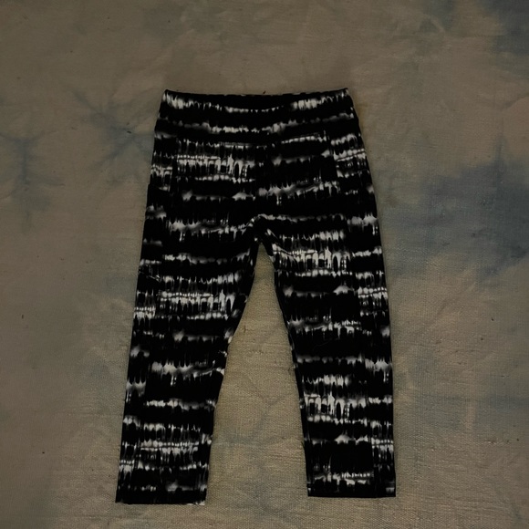 So(Kohls) “Tie dye” cropped Athletic Leggings - Picture 2 of 3